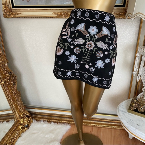 Mi Ami Francesca’s Floral Embroidered Skirt - Picture 2 of 9